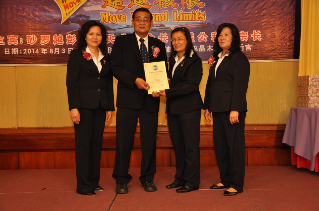 G1署理会长甲必丹刘久生颁发胜任领导(CL)奖章及证书予丁华娥