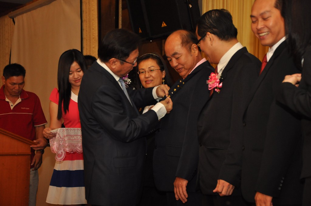 G6主宾天猛公刘利民为刘义锦佩戴奖励奖章