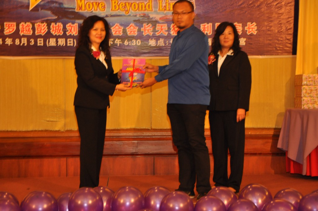 J10会长毛小玉赠送纪念特刊于友会泗里街讲演会会长