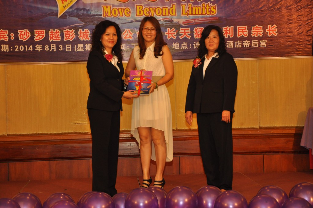 J2会长毛小玉赠送纪念特刊于友会福州讲演会会长林巧云