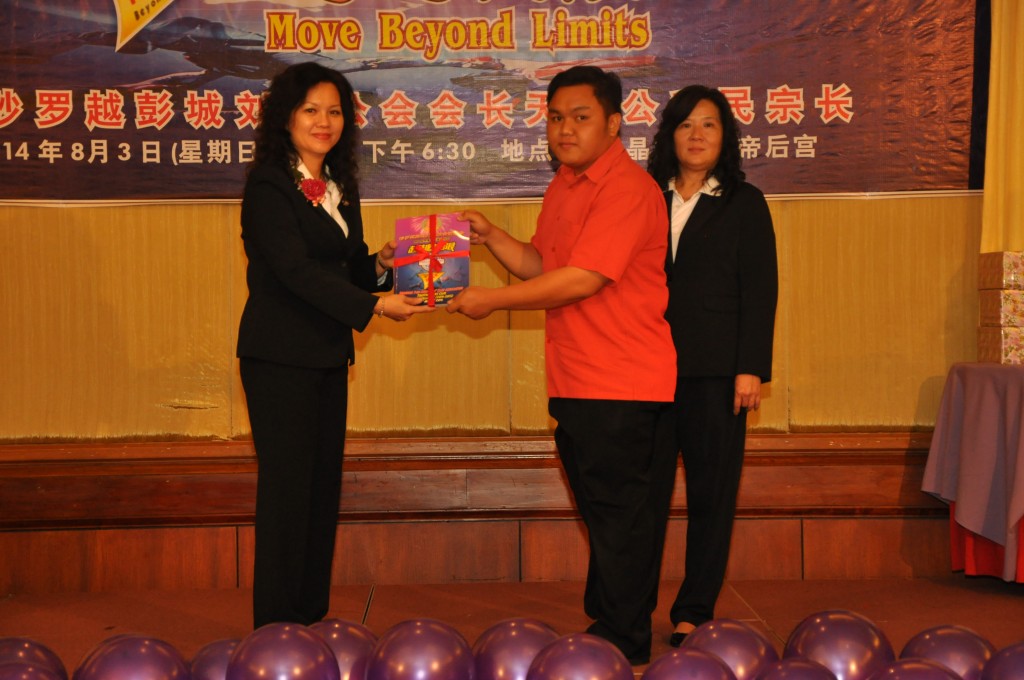 J9会长毛小玉赠送纪念特刊于友会Kelab Pidato 讲演会会长