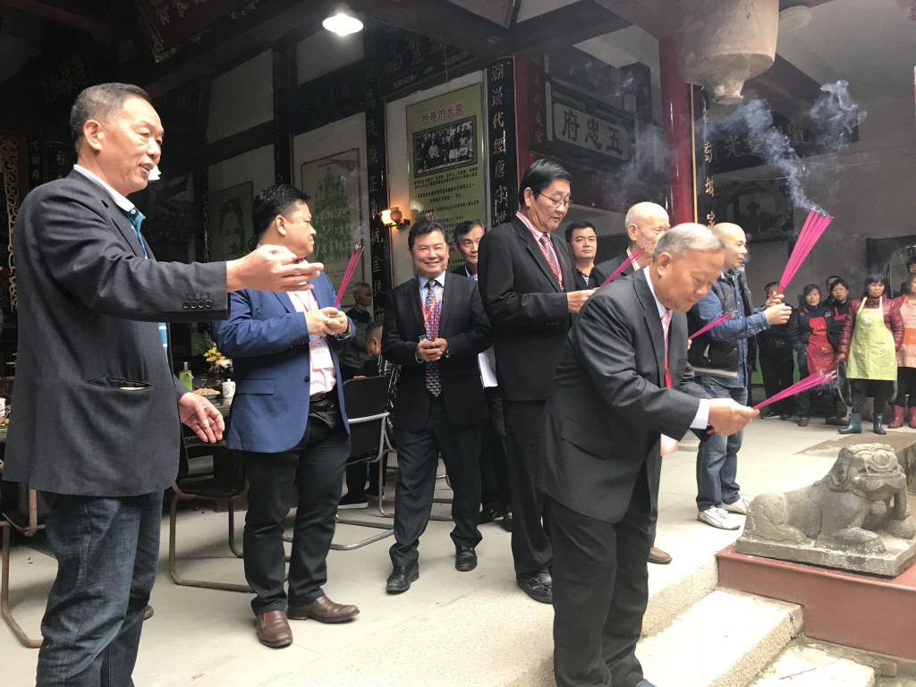 15-4-2018--砂罗越彭城刘氏公会联合总会总会长兼总团长拿督斯里刘久健率领团员前往中国福建省凤岗刘氏宗祠寻根敬祖。