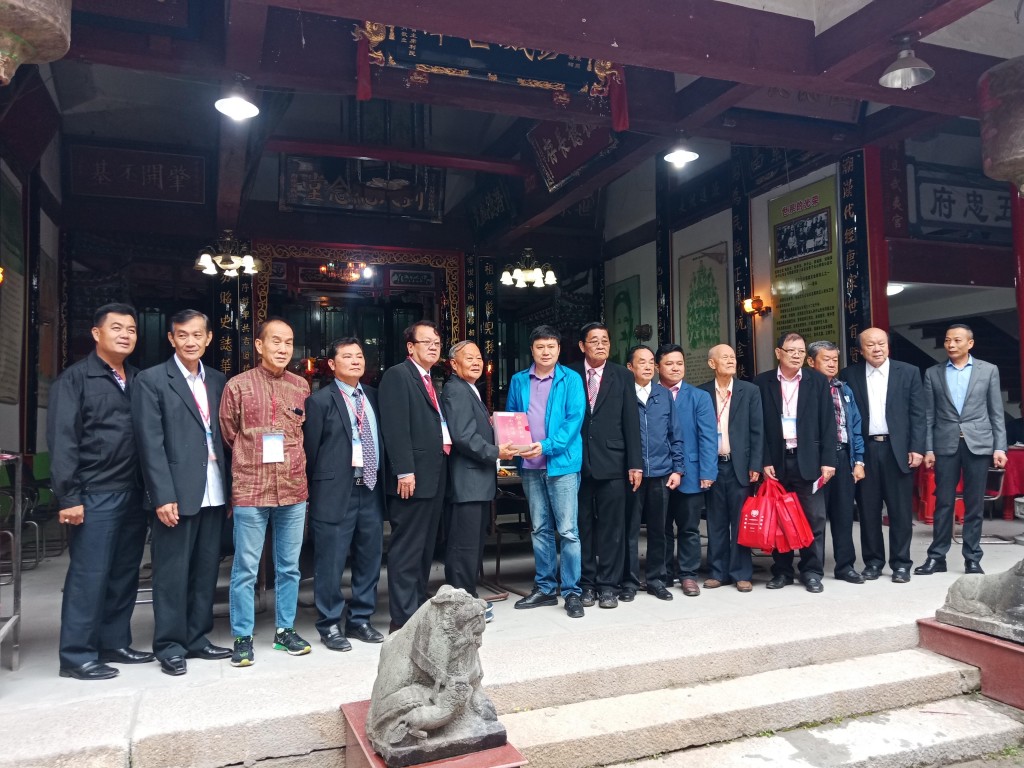 拿督斯里刘久健（左六）赠送族谱予凤岗刘氏宗祠负责人。